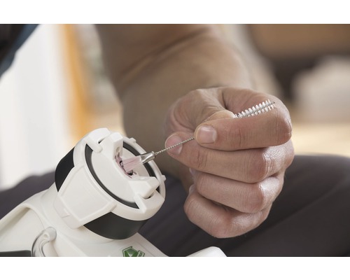 Curățarea unui pistol de vopsit cu o perie de curățare