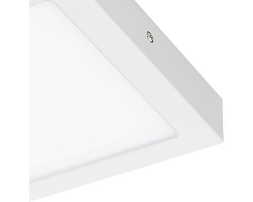 Prim-plan cu plafonier LED alb