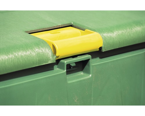 Prim-plan cu un cufăr de grădină verde cu mâner galben