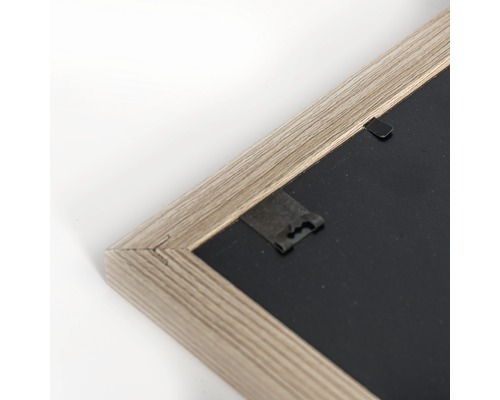 Vizualizare detaliată a spatelui unei rame foto cu sistem de agățare