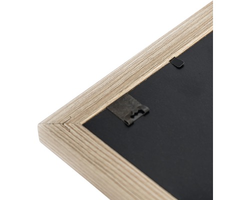 Vizualizare detaliată a spatelui unei rame foto cu umerașe.