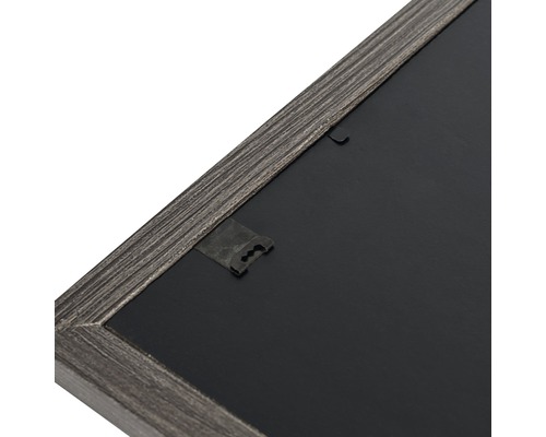 Vizualizare detaliată a spatelui unei rame foto cu dispozitiv de agățare