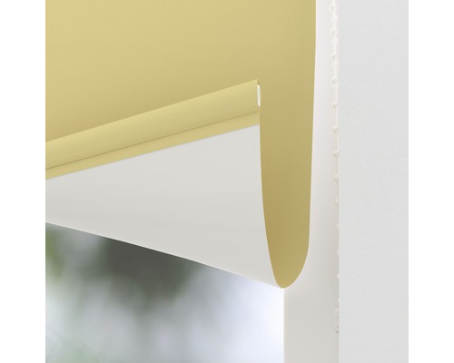 Vizualizare detaliată a ruloului galben pentru decorarea ferestrelor