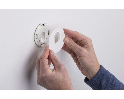 Instalarea unui detector de fum pe perete