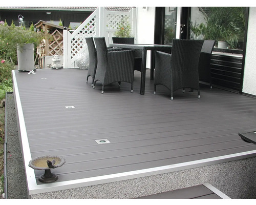 Terasa cu scânduri, masă de grădină și scaune