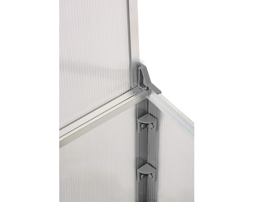 Imagine detaliată a unui colț de seră cu plăci de policarbonat și cadru de aluminiu