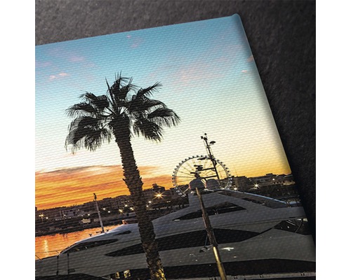 Imprimare pe pânză cu motivul unui oraș de coastă la apus, inclusiv portul de agrement și roata panoramică