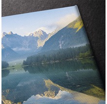 Prim-plan cu o pânză cu un motiv de lac de munte