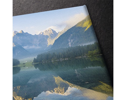 Prim-plan cu o pânză cu un motiv de lac de munte