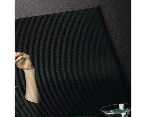 Prim-plan cu o femeie cu o băutură pe o pânză texturată