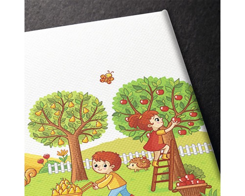 Scenă ilustrată pe pânză cu copii culegând mere și pere.
