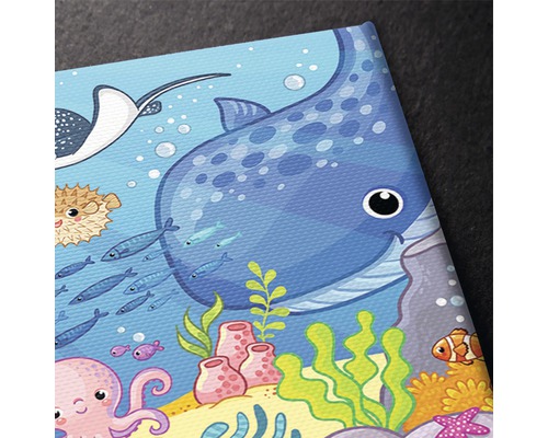 Ilustrație a unei scene subacvatice cu balenă, pisică de mare, arici de mare, caracatiță și pește clovn