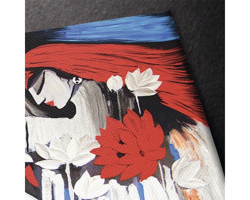 Prim-plan cu o pânză cu portret de femeie pictat și flori