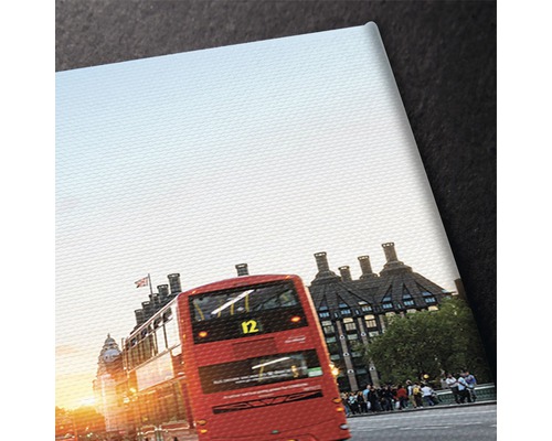 Tablou canvas cu o scenă din Londra, Anglia cu un autobuz roșu cu etaj