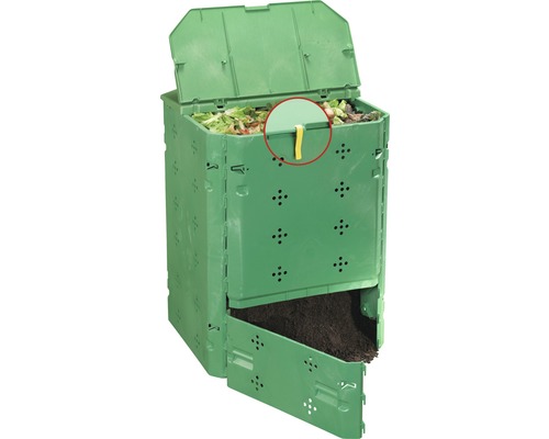 Compostor cu capac deschis și clapetă de extracție umplut cu deșeuri de grădină