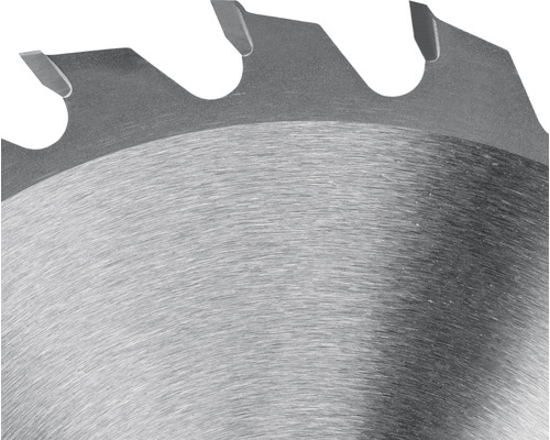 Prim-plan cu o lamă de ferăstrău circular.