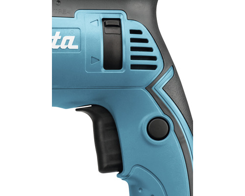 Prim-plan cu o mașină de găurit cu comutator și mâner