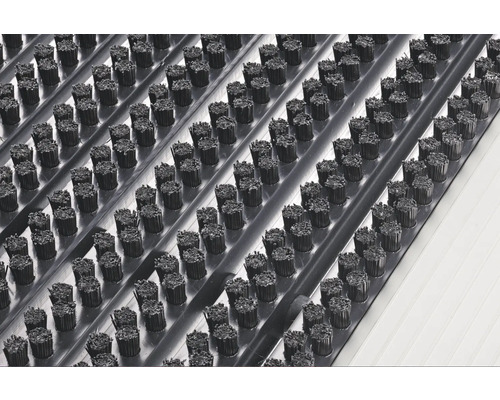 Prim-plan cu o preș de ușă cu inserții de perie