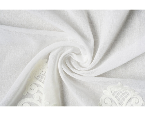 Cortină din material transparent cu broderie florală