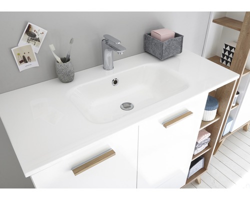 Mobilier de lavabo pentru baie cu lavoar, baterie și spațiu de depozitare pentru un ambient luminos și organizat.