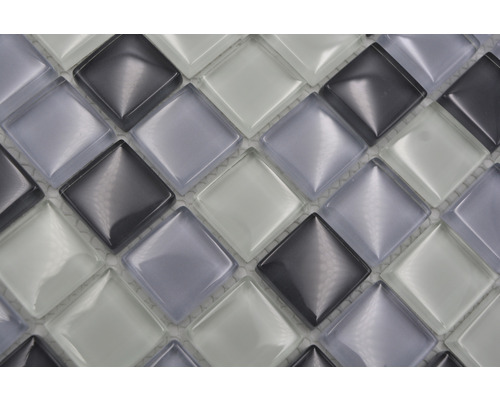 Prim-plan cu plăci de mozaic din sticlă