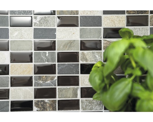 Plăci de mozaic cu aspect de piatră și sticlă în format dreptunghiular