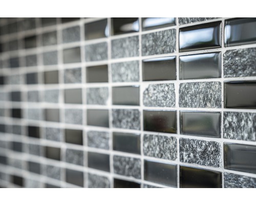 Prim-plan cu un perete de mozaic cu suprafețe alternante lucioase și pietroase