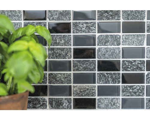 Perete de gresie mozaic cu plăci dreptunghiulare și plantă