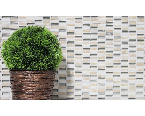 Plantă artificială decorativă în ghiveci pe fundal de mozaic