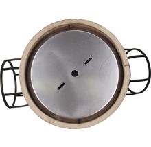 Vedere de sus a unui grătar ceramic cu placă metalică și mâner