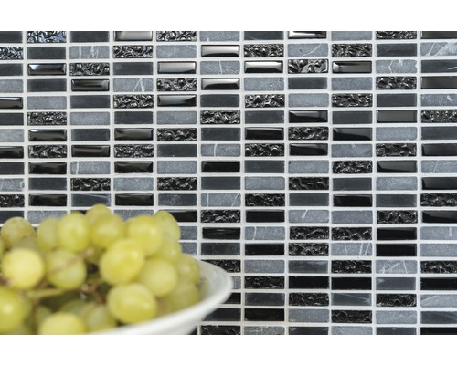 Plăci de mozaic cu aspect de piatră și accente lucioase în fundal