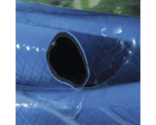 Imagine detaliată cu un furtun albastru de piscină cu deschidere
