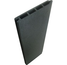 Placare fațadă întunecată din plastic cu camere goale