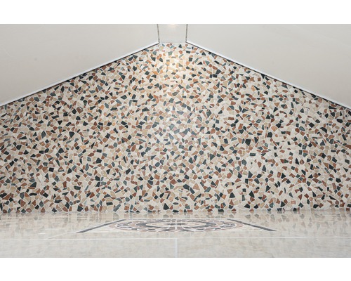 Faianță de perete și de podea cu model mozaic într-o cameră