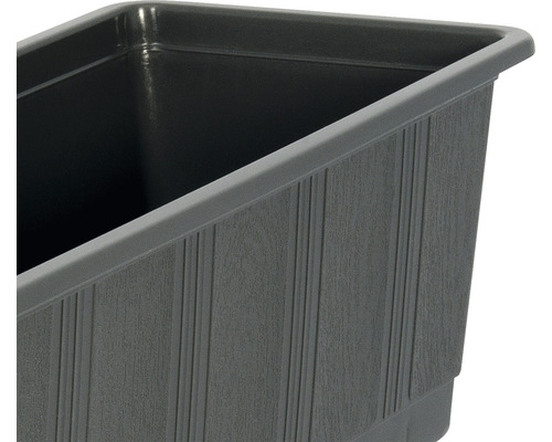 Prim-plan cu jardinieră gri cu textură canelată.