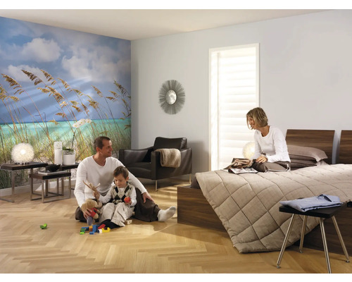 Cameră de familie cu fototapet, pat și podea din lemn