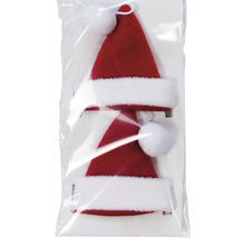 Două căciulițe roșii de Crăciun cu margine albă din blană artificială într-un ambalaj transparent.