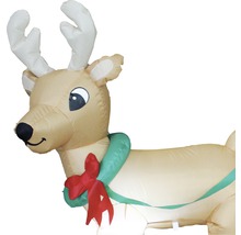 Reniu gonflabil cu fundă ca decorație de Crăciun