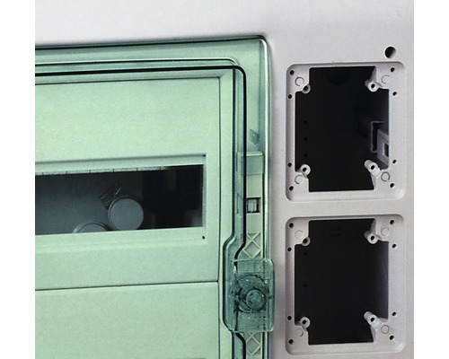 Vizualizare detaliată a unei cutii de distribuție cu ușă transparentă și orificii de montare