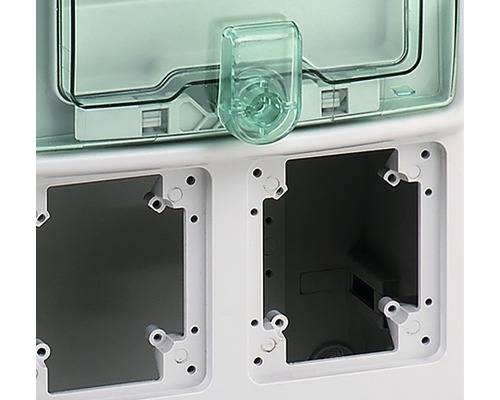 Prim-plan cu o cutie de distribuție cu capac transparent și decupaje pentru instalații