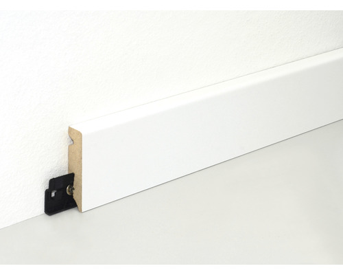 Plintă albă cu clip de fixare pe un perete