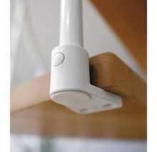 Imagine detaliată a unei fixări de balustradă de scară albe pe o treaptă de lemn.