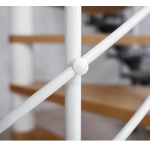 Prim-plan al unei balustrade albe de scară cu trepte din lemn în fundal