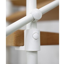 Prim-plan cu o scară spiralată cu balustradă albă și trepte din lemn