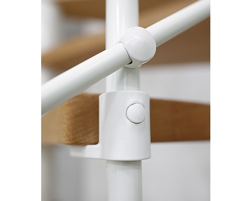 Prim-plan cu o scară spiralată cu balustradă albă și trepte din lemn
