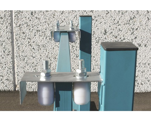 Prim-plan cu un ghidaj cu role pentru porți glisante cu material de fixare