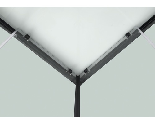 Imagine detaliată a unei cabine de duș cu elemente de sticlă și cadru negru