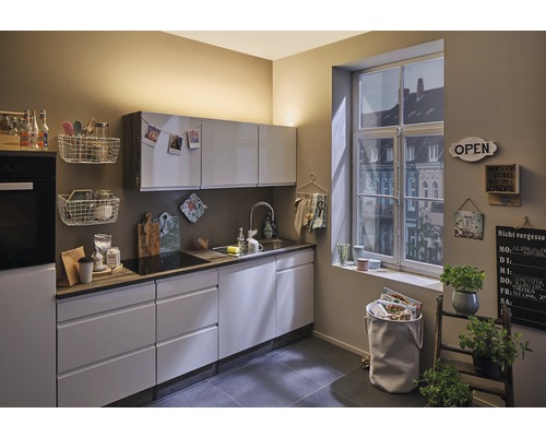 Bucătărie luminoasă cu mobilier modern și decorațiuni pentru o atmosferă prietenoasă.