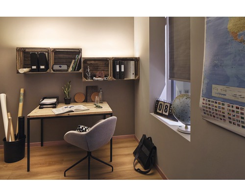 Design de birou cu birou, scaun, lăzi de lemn ca rafturi și hartă a lumii