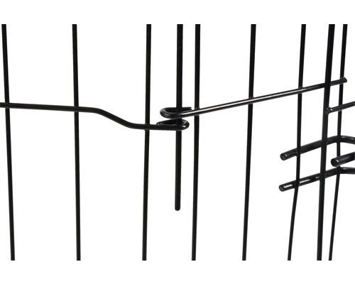 Detaliu al unui gard metalic negru cu mecanism de blocare.